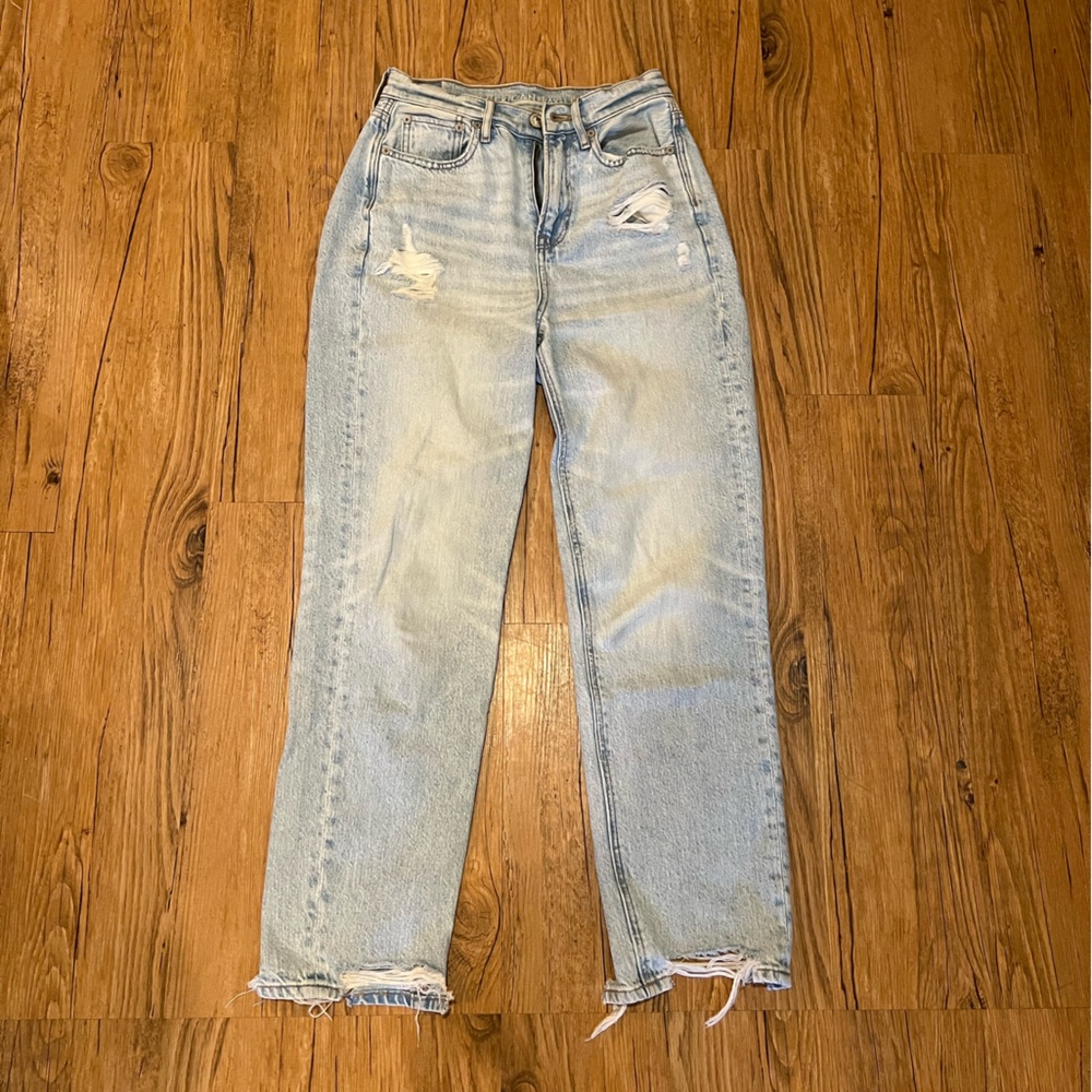 American Eagle high-waisted distressed 90s boyfriend Jeans